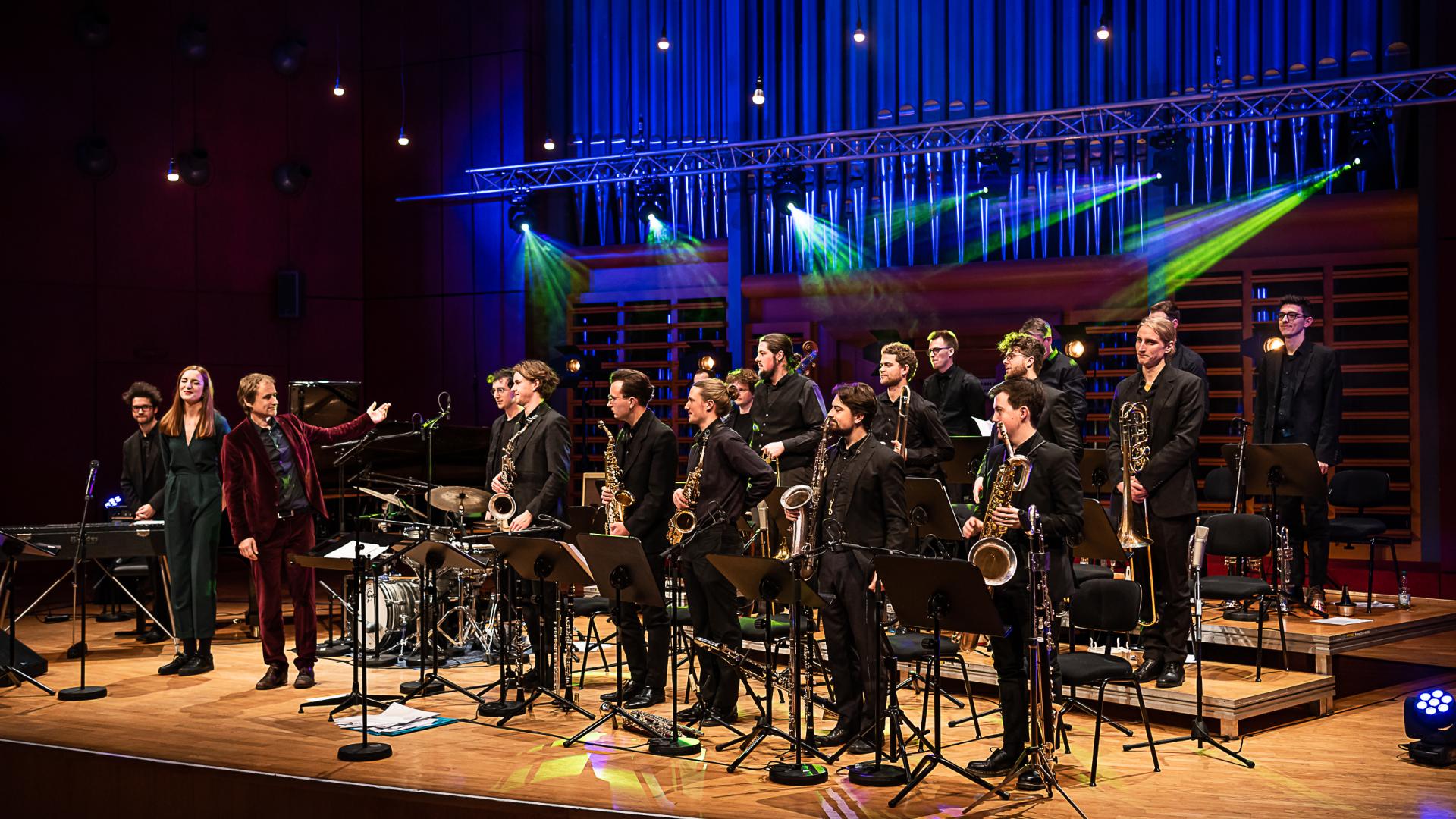 Die Big Band stehend, nach dem Big Monday Night-Konzert. 