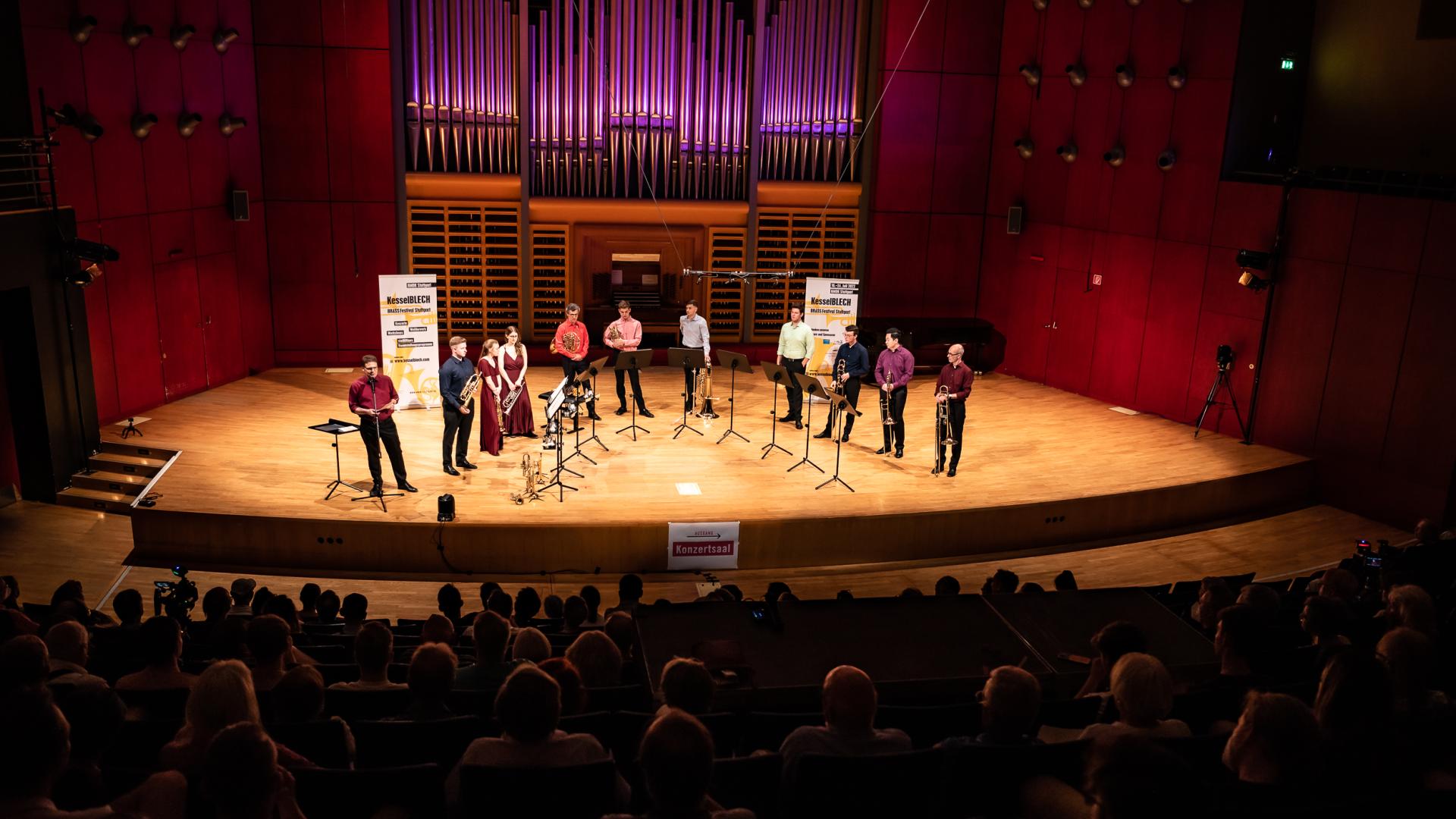Das Ensemble bei einem Auftritt beim "Hock am Turm".