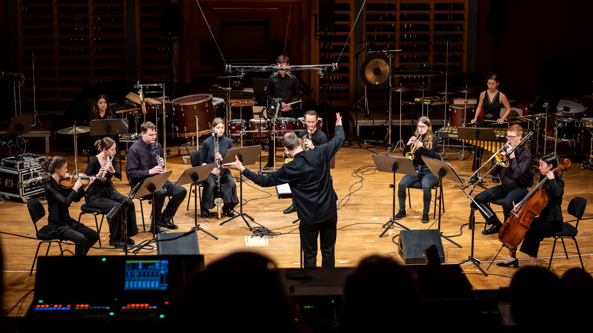 echtzeitEnsemble konzertiert unter der Leitung von Christof M Löser beim werk_statt_festival.