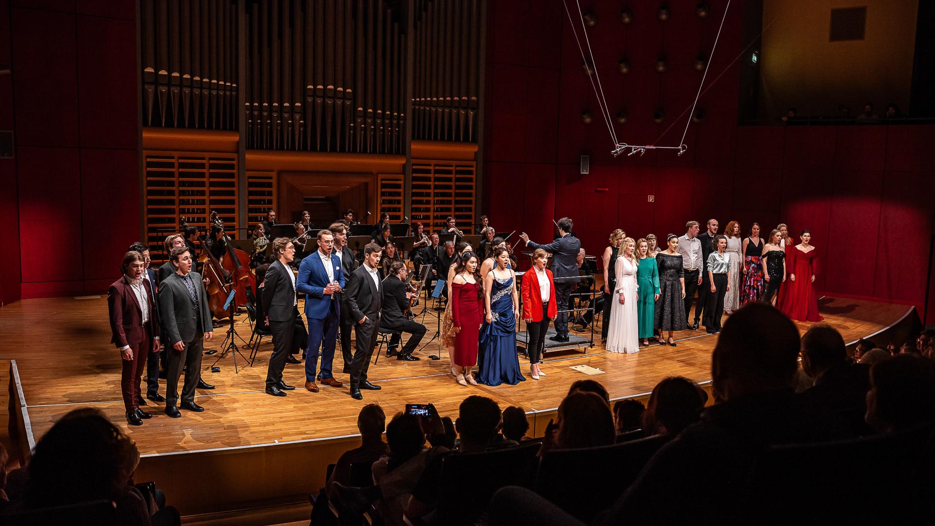 Studierende der Gesangsklasse beim Schlussensemble mit einem Kammerorchester.