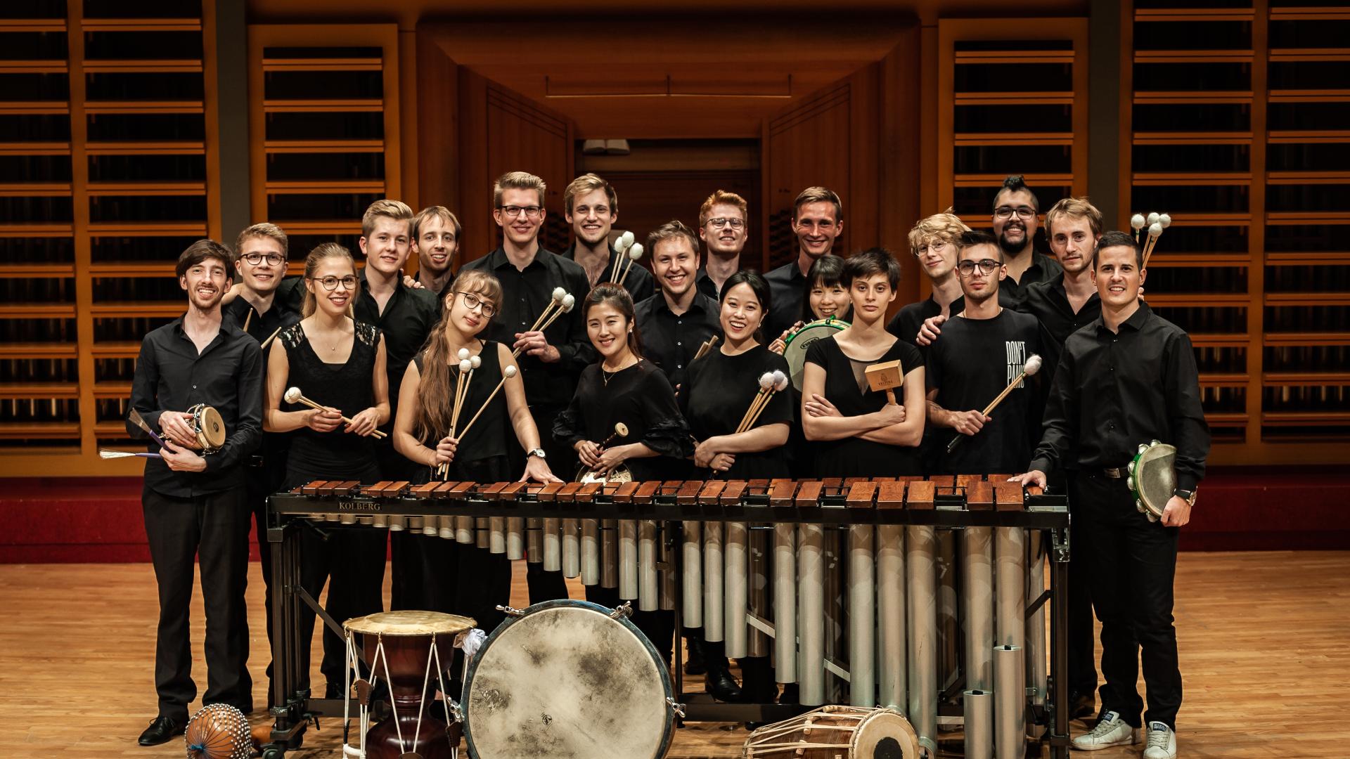 Gruppenfoto Schlagzeugnacht mit Schlaginstrumenten.