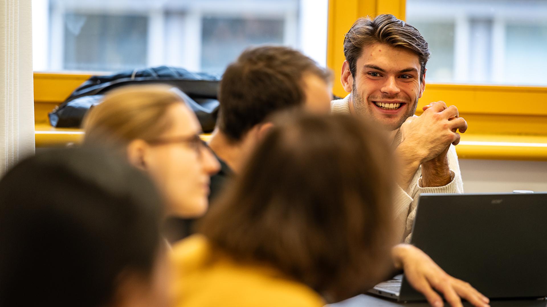 Gesprächssituation mit Studierenden während eines Seminars.