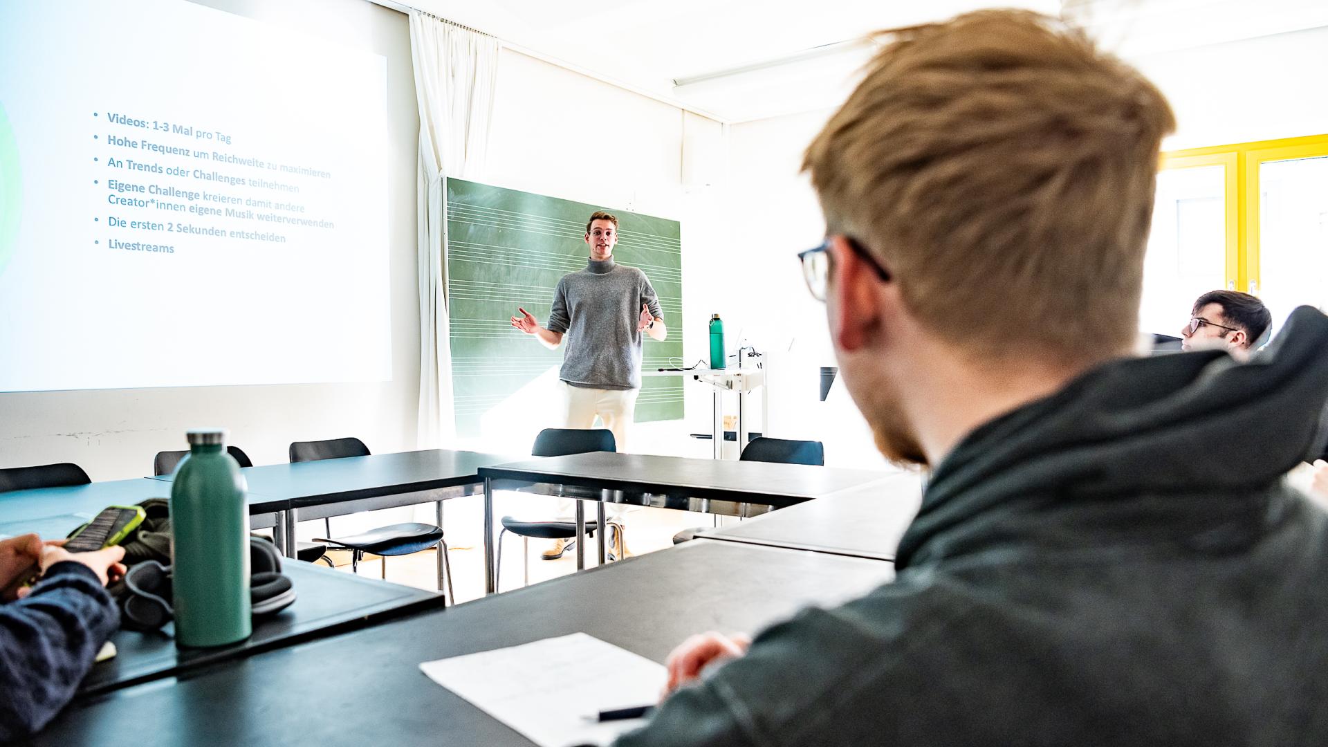 Workshop: Künstler*innenbranding mit dem Schwerpunkt Social Media in der Musik, Dozent: Maximilian Schairer 