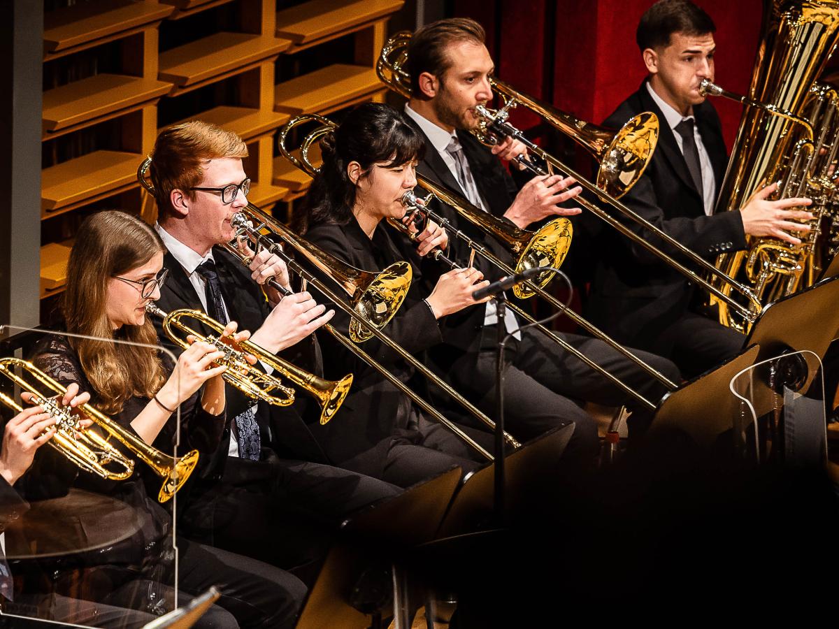 Detailaufnahme der Blechbläsergruppe beim Konzertieren des Hochschulsinfonieorchesters.