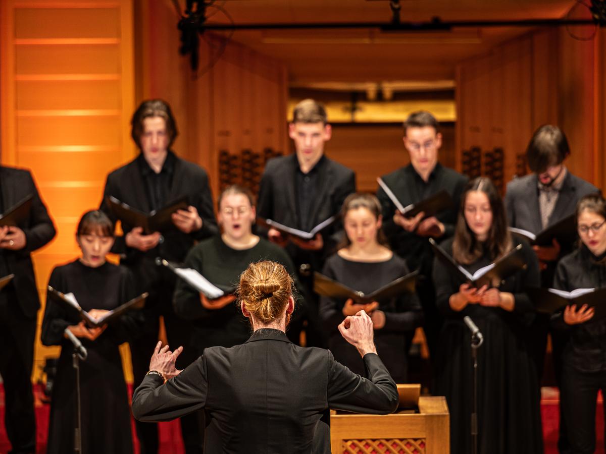Student dirigiert Chor.