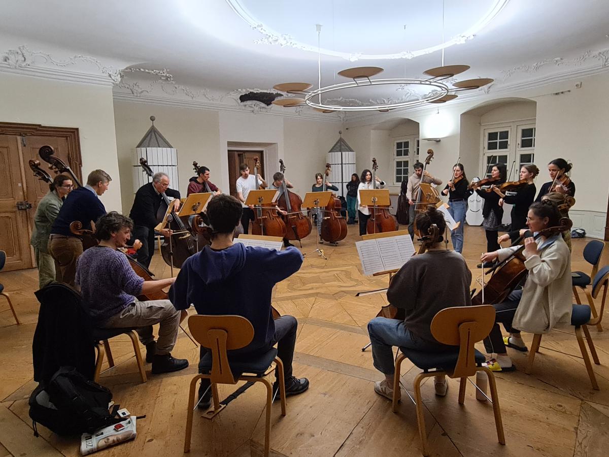 „Spielend gesund“ für tiefe Streicher*innen