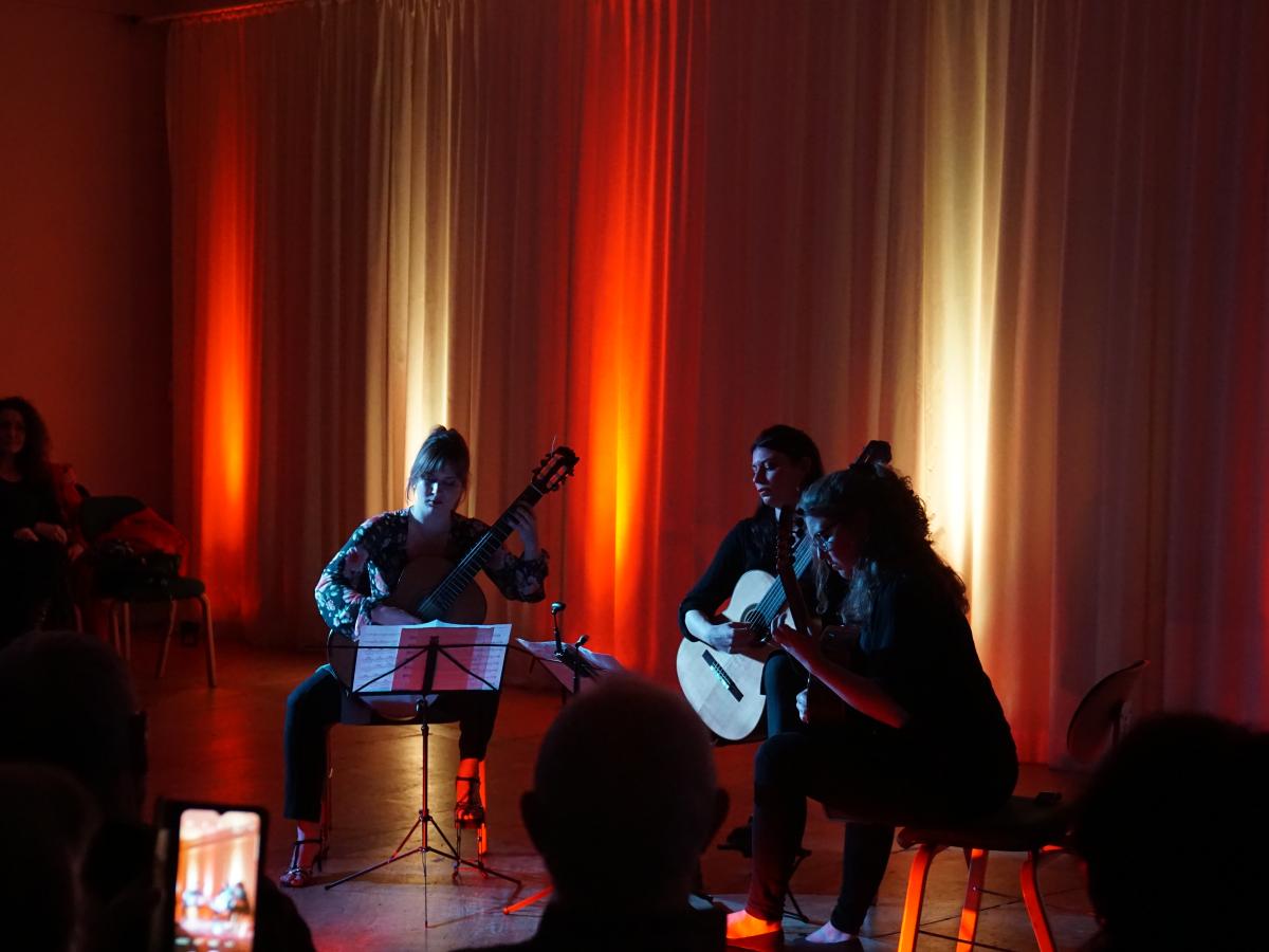 „Spielend gesund“ für Gitarrenklasse