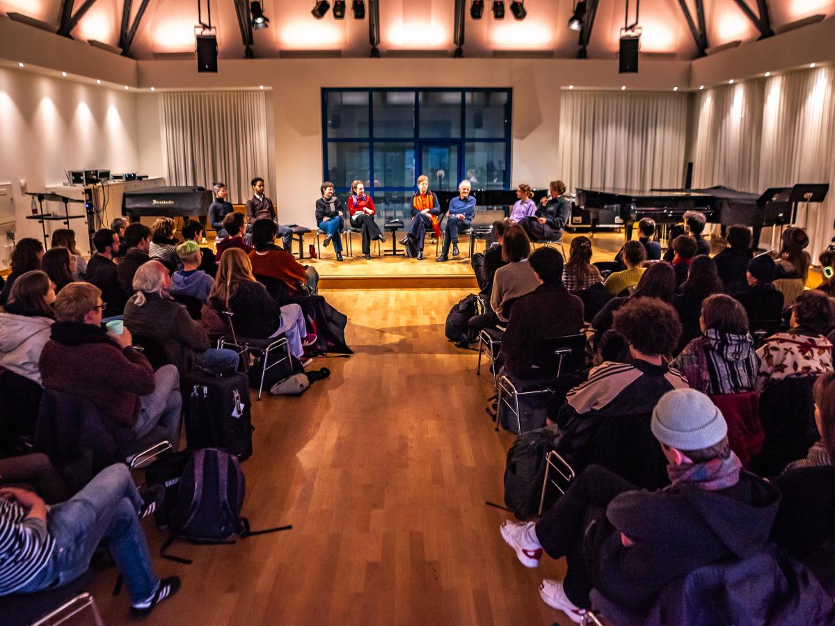 Blick aus dem Publikum auf das Pudium des OPR. Dort sitzen die eingeladenen Gäste der Paneldiskussion.
