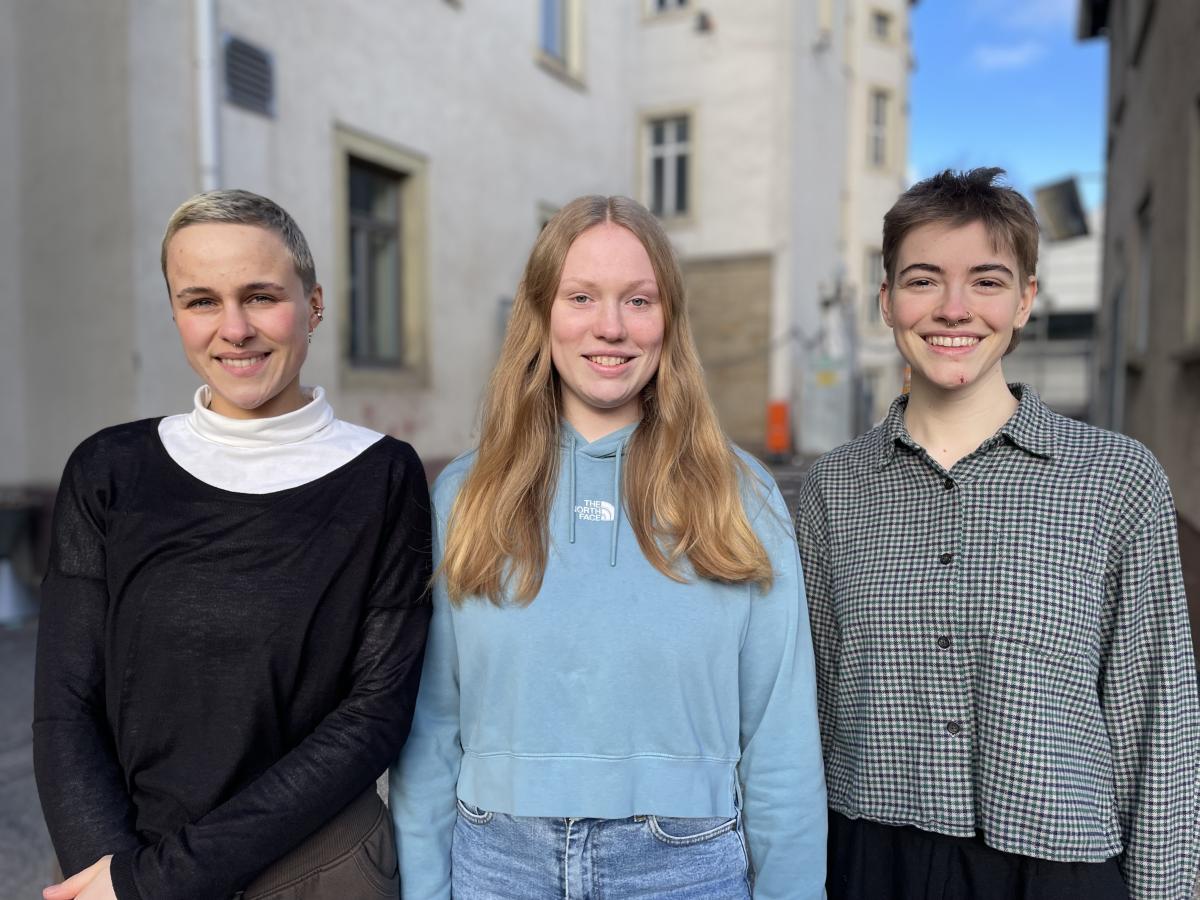 v.l.n.r. Anja Lichtl, Jelis Hoedtke, Ronja Kriegshaber – vertreten als Sprechkünstlerinnen bei „Dead or Alive“ die verstorbenen Poet:innen