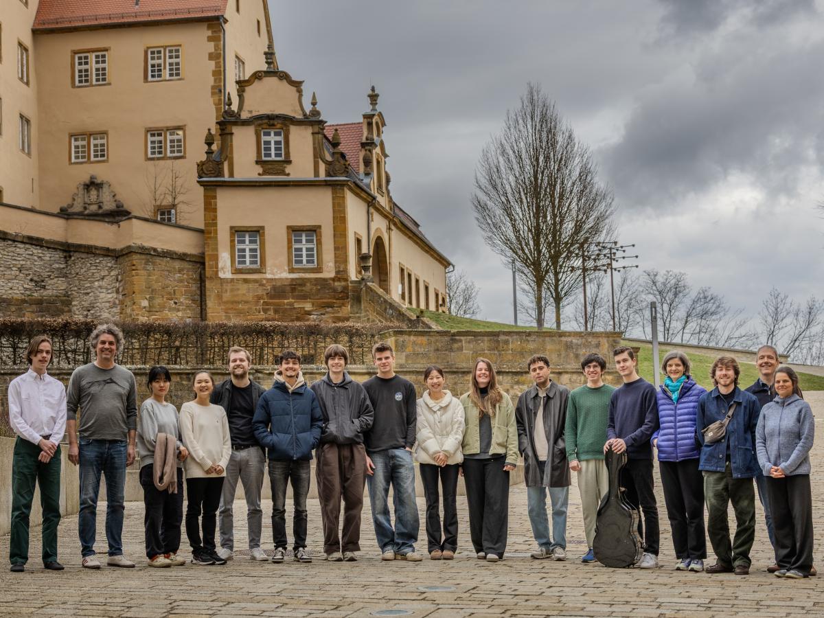Gruppenfoto der Seminarteilnehmenden vor Schloss Kapfenburg