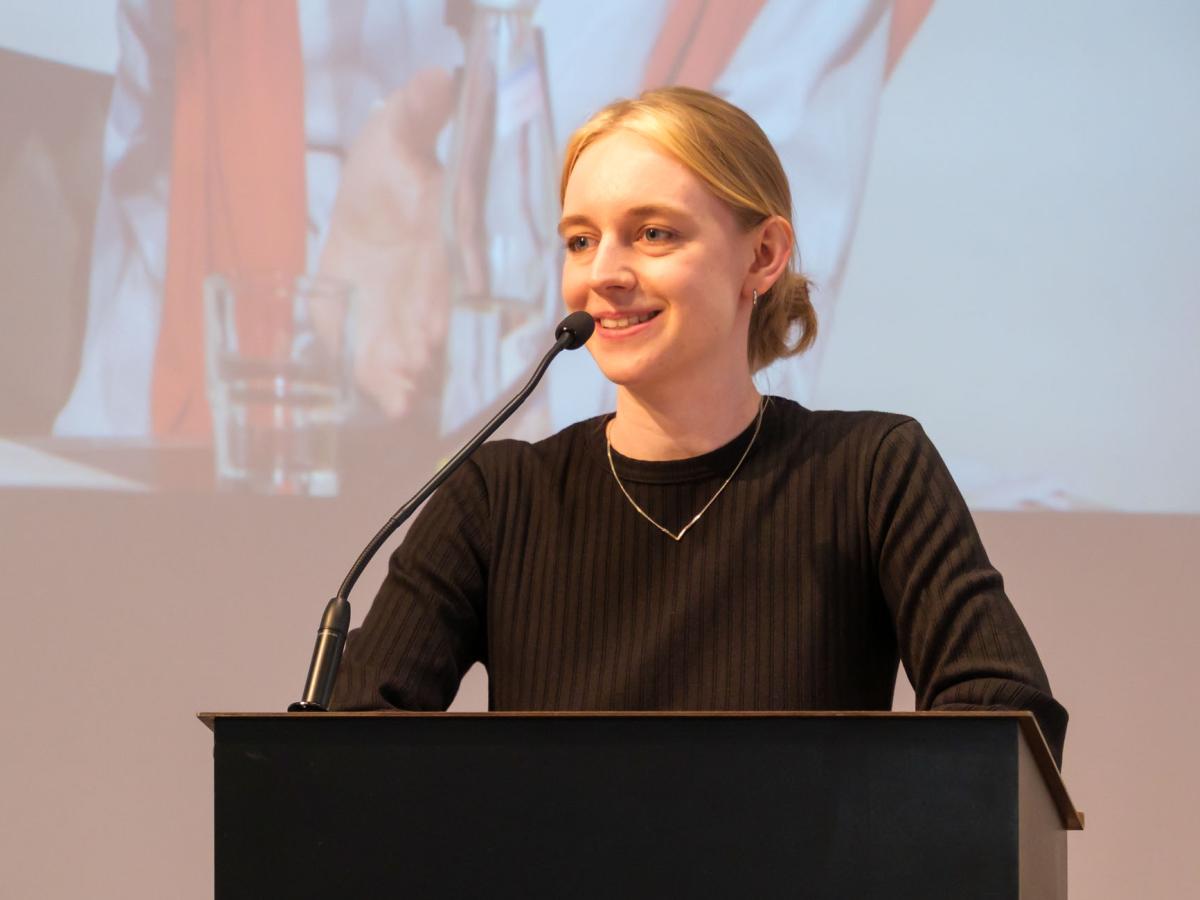 Mareike Köhler an einem Rednerpult.