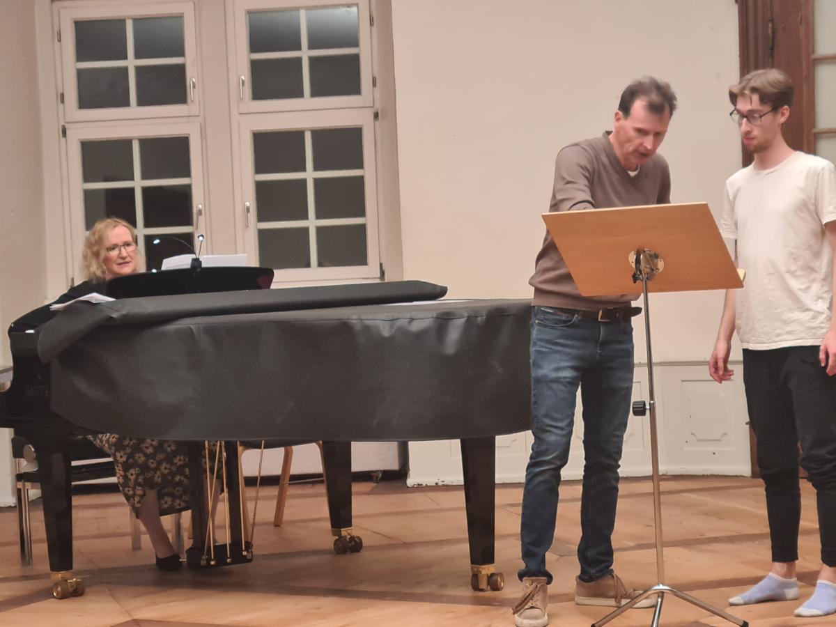 zwei Dozierende mit einem Gesangsstudent beim Üben