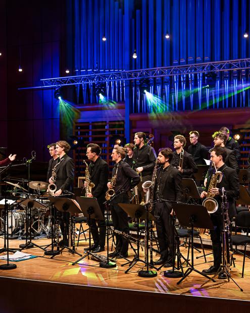 Die Big Band stehend, nach dem Big Monday Night-Konzert. 