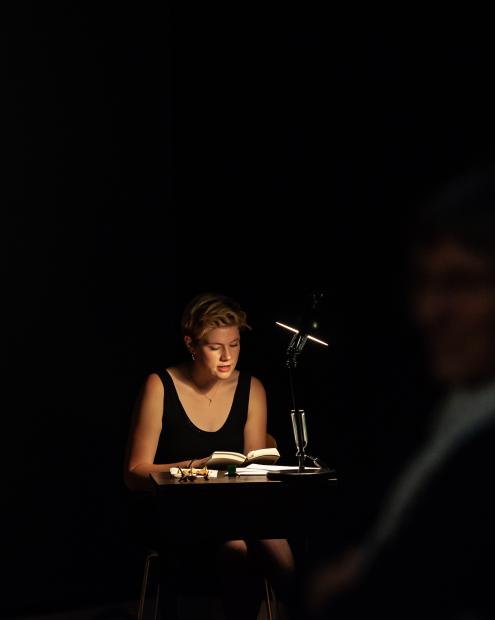 Sprechkunst-Studierende am Schreibtisch in der Staatsgalerie Stuttgart