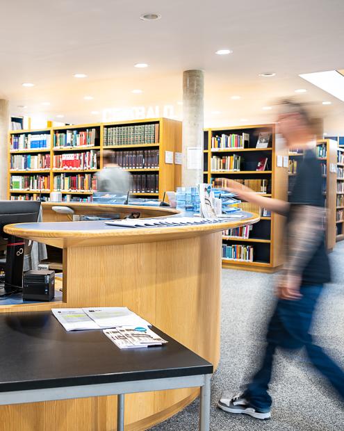 Das Bild zeigt den Eingangsbereich der Bibliothek und die Theke.