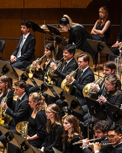 Ausschnitt Orchester: Fokus auf Studierende mit Blasinstrumenten.