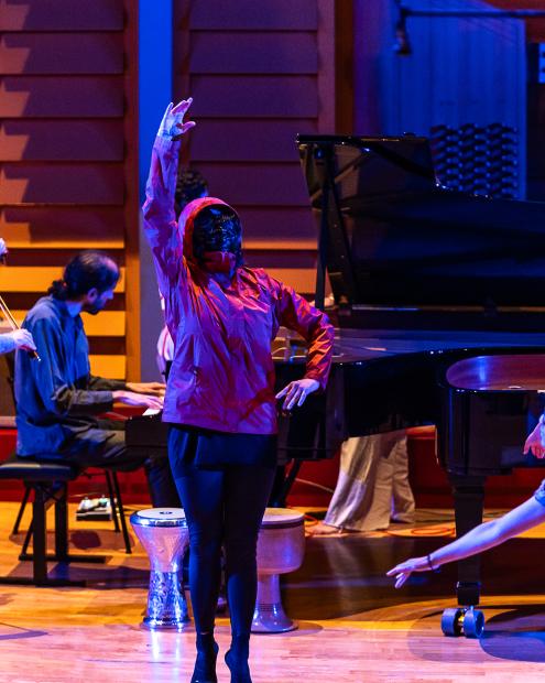 Tanzende Studierende und ein Student an Geige. 