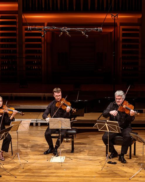 Musizierendes Streichquintett auf dem Konzertpodium