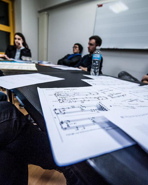 Studierende im Unterricht Musiktheorie.