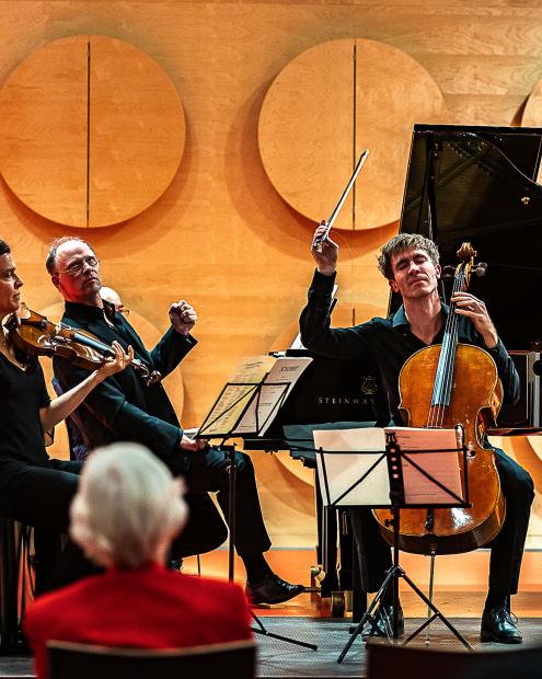 Anke Dill, Florian Wiek und Jakob Kuchenbuch beim Schlussakkord im Hospitalhof.