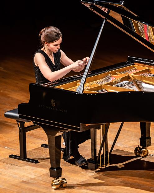 Portraitaufnahme der Pianistin Sophia Weidemann.