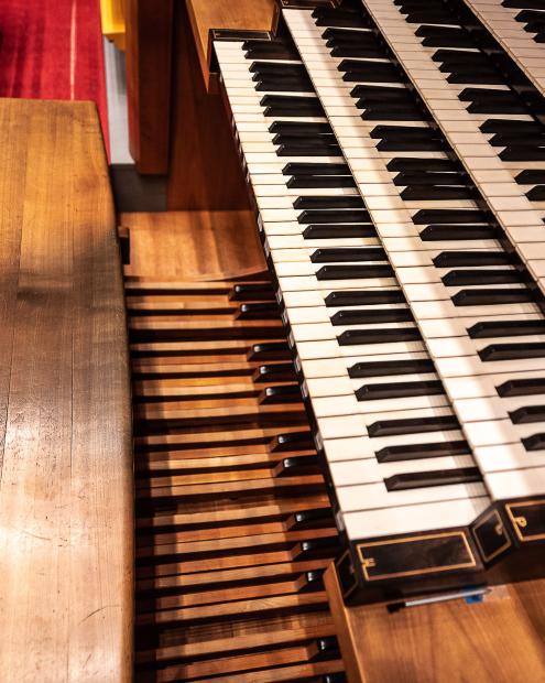Seitlicher Blick auf den viermanualigen Orgeltisch der Rieger-Konzertsaal.