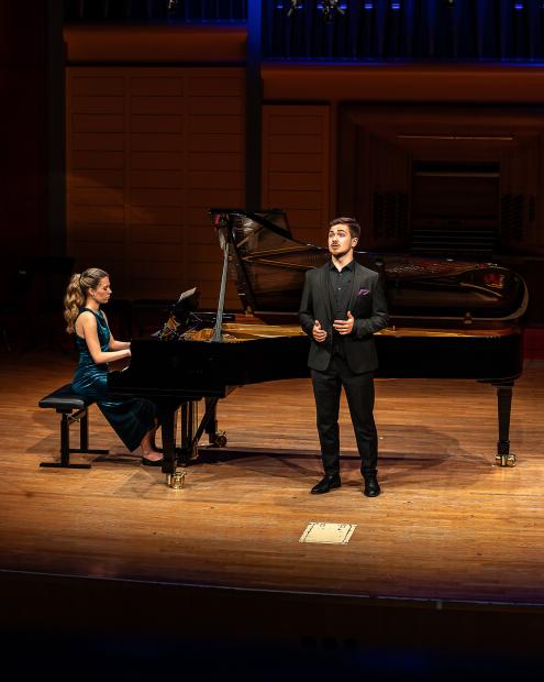 Studentisches Liedduo beim Konzertieren auf dem Konzertsaalpodium.