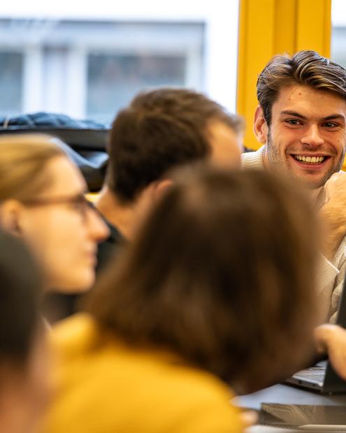 Gesprächssituation mit Studierenden während eines Seminars.