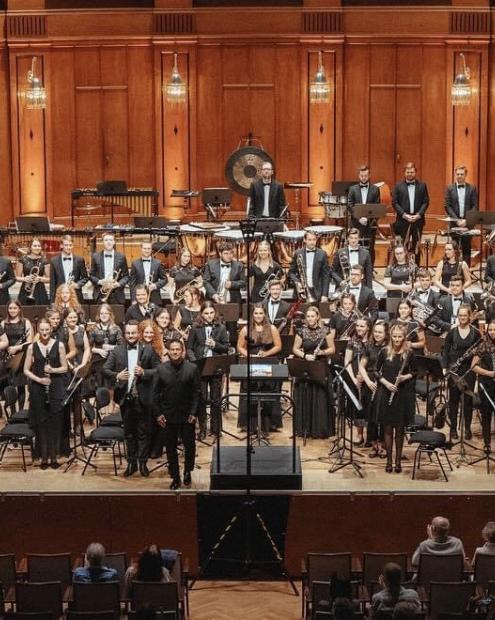 Blasorchester steht für den Applaus.