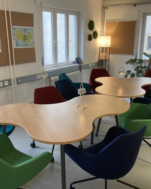 Kleiner Seminarraum mit Sesseln in gemütlicher Atmosphäre.