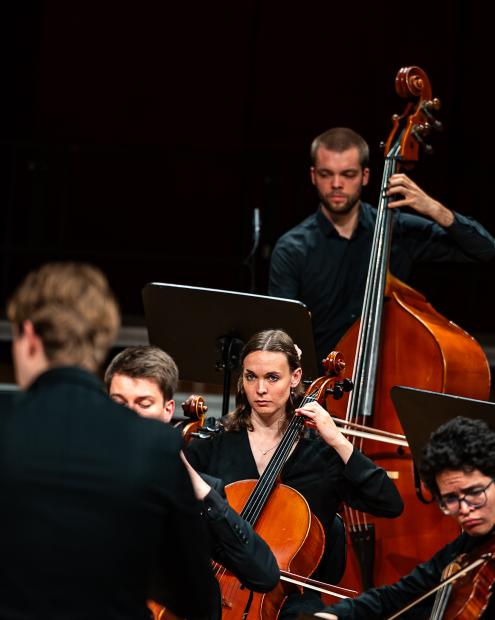 StudioOrchester auf dem Konzertsaalpodium.