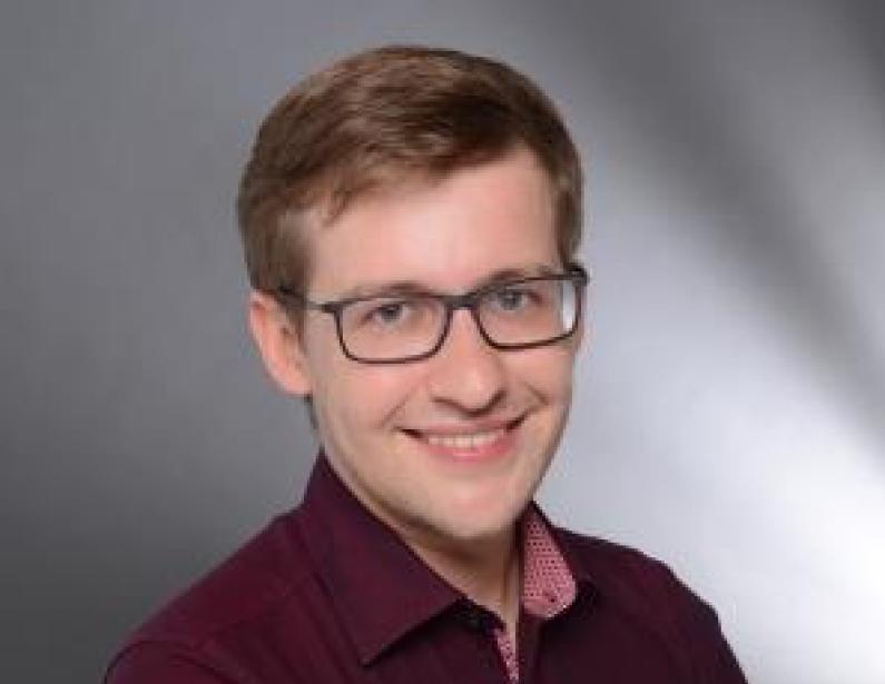 Auf dem Foto ist Fabian Bauer zu sehen.