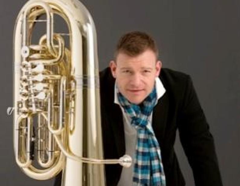 Auf dem Foto ist Stefan Heimann mit seiner Tuba zu sehen