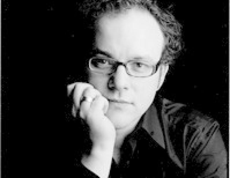 Auf dem Foto ist Nicolas Hodges zu sehen.