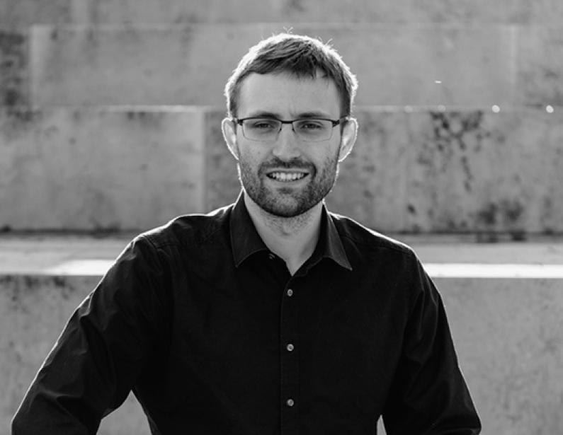 auf dem Foto ist Niels Pfeffer zu sehen.