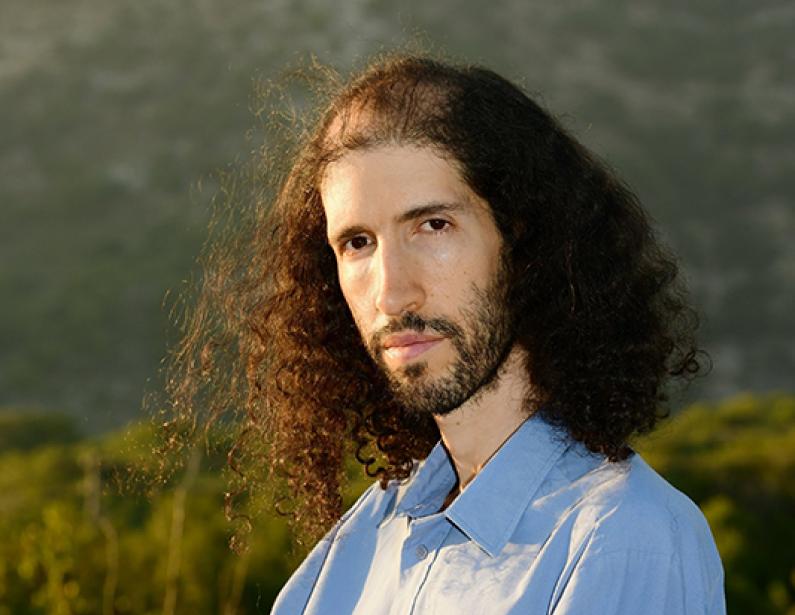 Auf dem Foto ist Noam Sivan zu sehen.