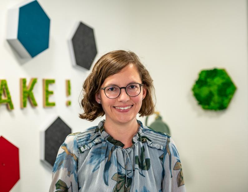 Portrait von Prof.in Karolin Schmitt-Weidmann im Maker Space der Hochschule