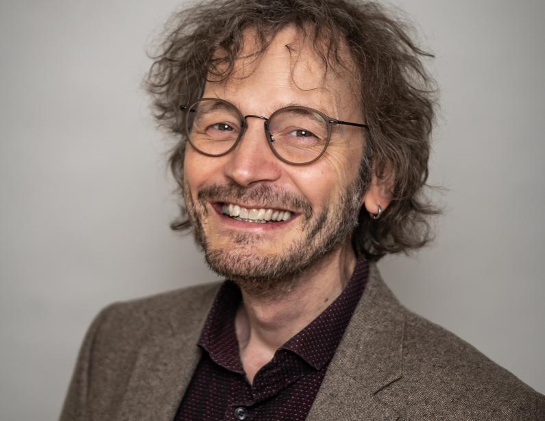 Portrait Schauspiel-Dozent Frederik Zeugke