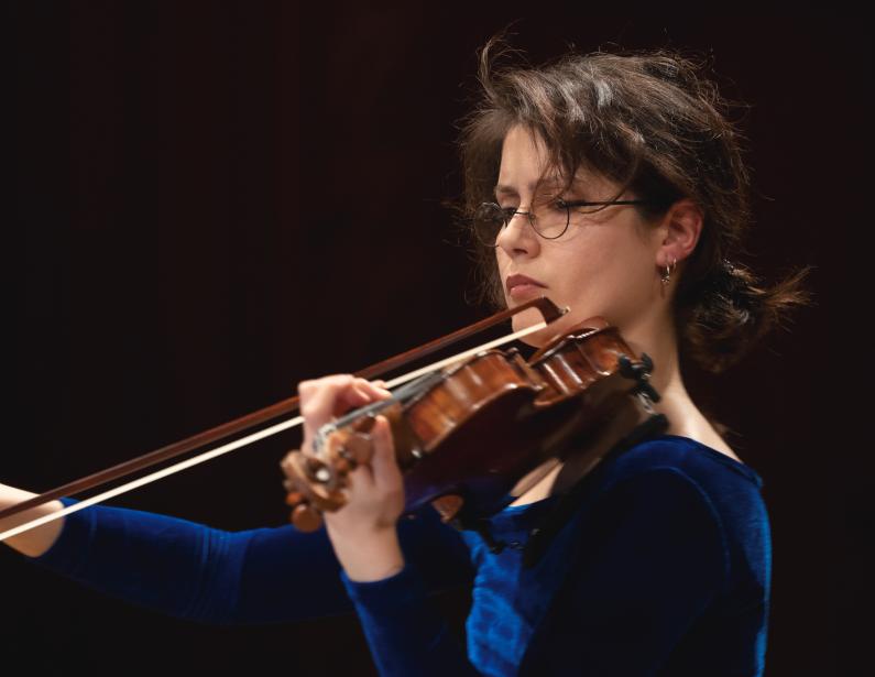 Sara Cubarsi mit Violine