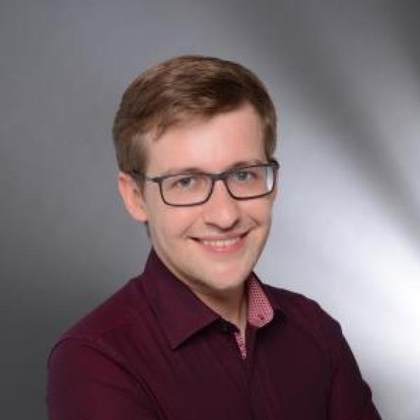 Auf dem Foto ist Fabian Bauer zu sehen.