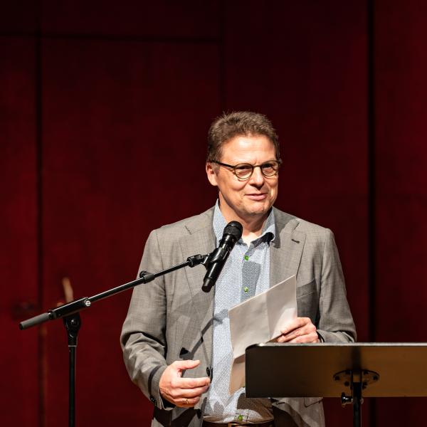 Auf dem Bild zu sehen Wolfgang Bauer bei der Verleihung der Wettbewerbsträger beim Kesselblech-Festival.