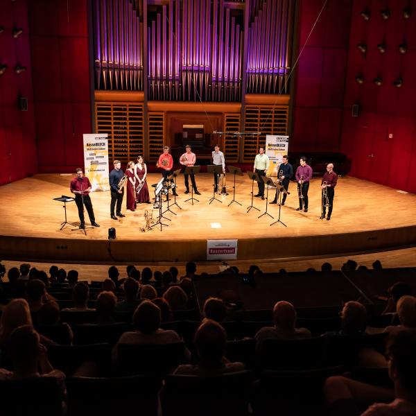 Das Ensemble bei einem Auftritt beim "Hock am Turm".