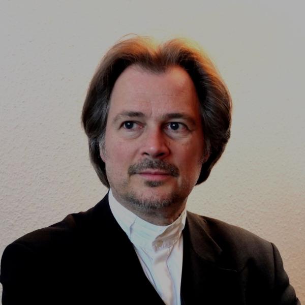 Auf dem Bild zu sehen Prof. Helmut Deutsch, Professor für Orgel.
