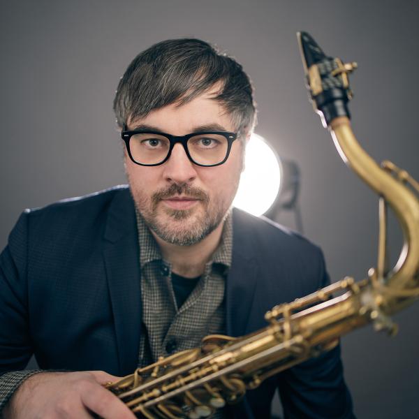 Auf dem Foto ist Alexander Sandi Kuhn zu sehen.