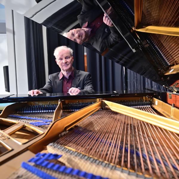 Auf dem Foto ist Kolja Lessing zu sehen.