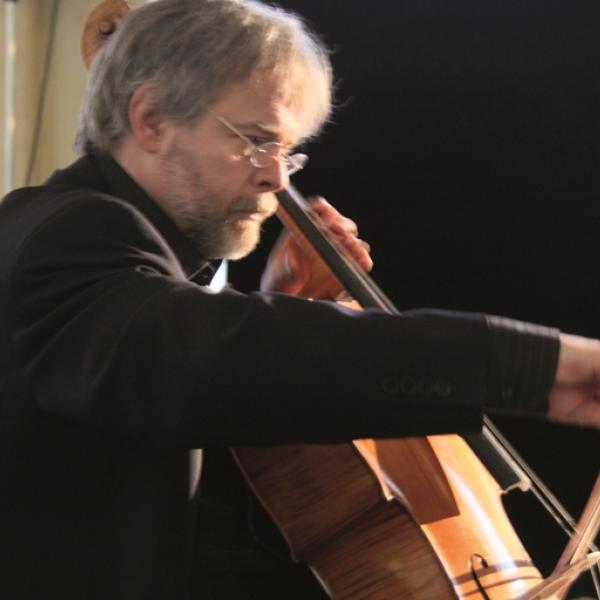 Auf dem Foto ist Conradin Brotbek zu sehen.