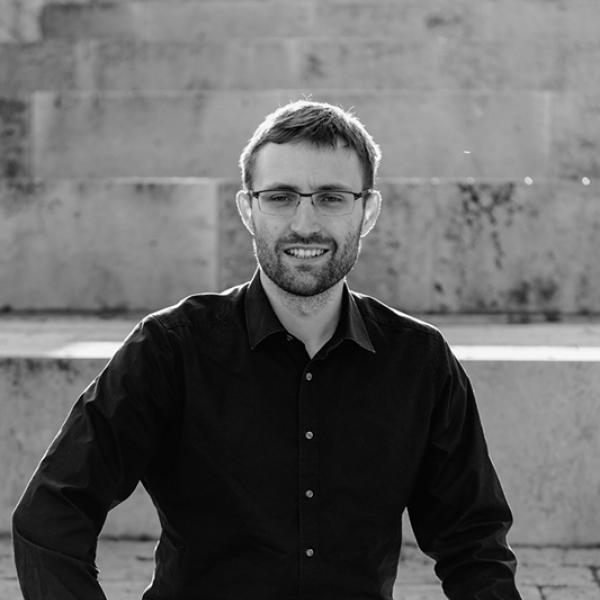 auf dem Foto ist Niels Pfeffer zu sehen.