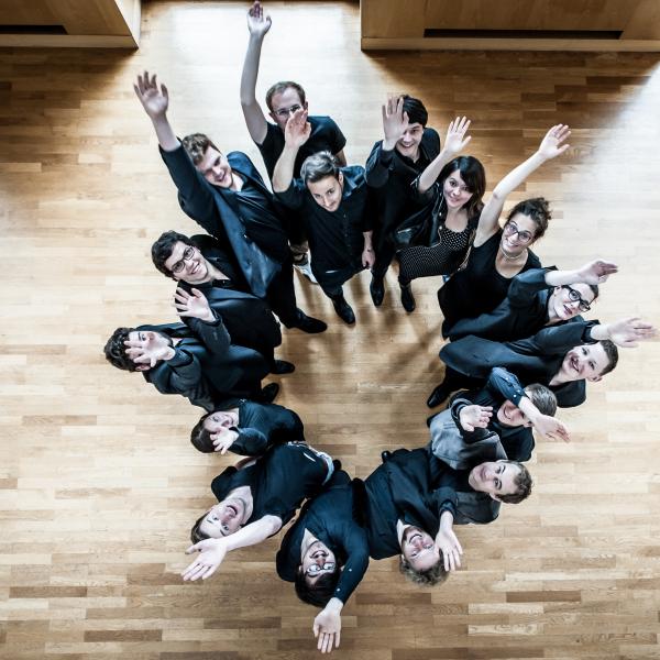 Big Band aus der Vogelperspektive aufgenommen