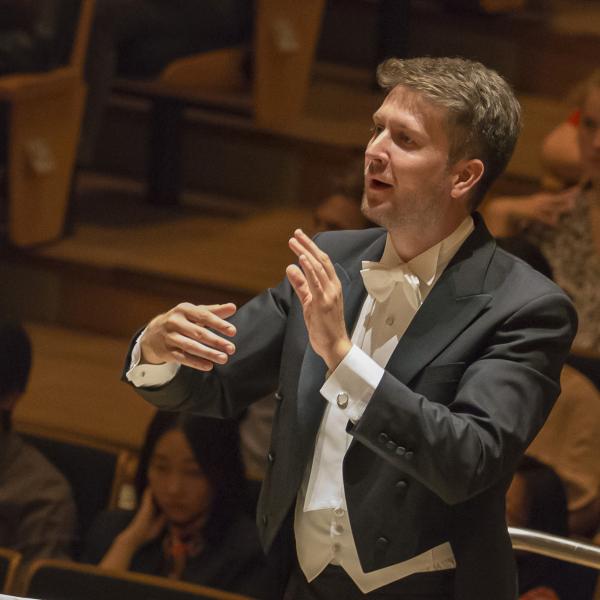 Wilhelm Schmidts beim dirigieren