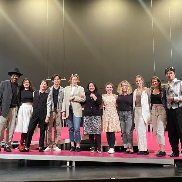 Das Ensemble der Lulu Produktion steht mit Julia Effertz auf der Bühne
